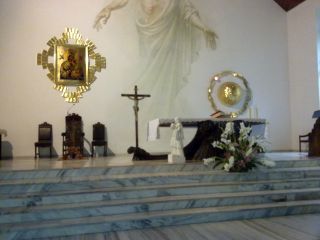 Prezbiterium z centralnie umieszczonym obrazem Matki Boskiej Nieustającej Pomocy